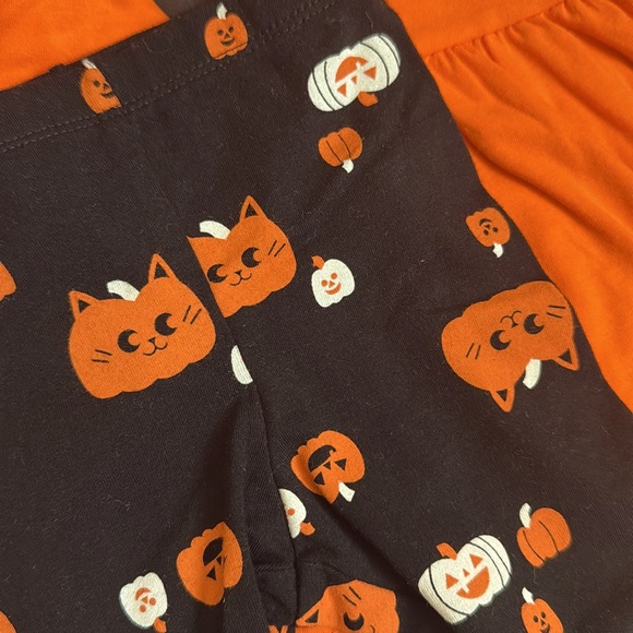 Cat & Jack, Girls Short Sleeve Halloween Pumpkin Top & Leggings Set - Picture 3 of 3
